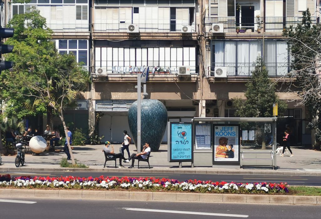 Fuera del encierro, pero con precauciones. ¿Habrá aquí 2 metros? Dos amigos conversando, a cierta distancia, en la calle Ibn Gvirol de Tel Aviv. Fuera del encierro, pero con precauciones. ¿Habrá aquí 2 metros? Dos amigos conversando, a cierta distancia, en la calle Ibn Gvirol de Tel Aviv.