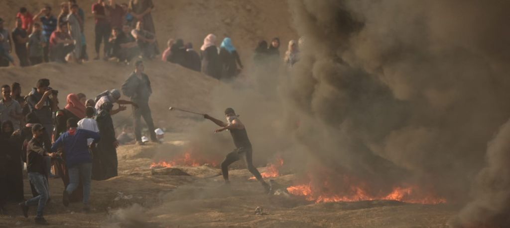 Protestas palestinas junto a la cerca fronteriza Israel Gaza Tumulto, neumáticos encendidos, enmascarado