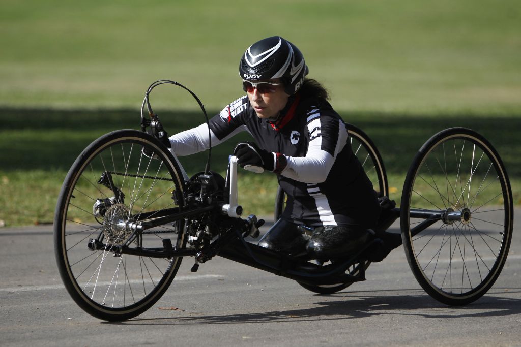 Pascale Bercovitch en bicicleta de manos Pascale Bercovitch, de equipo negro,sin piernas, manejando bicicleta de mano