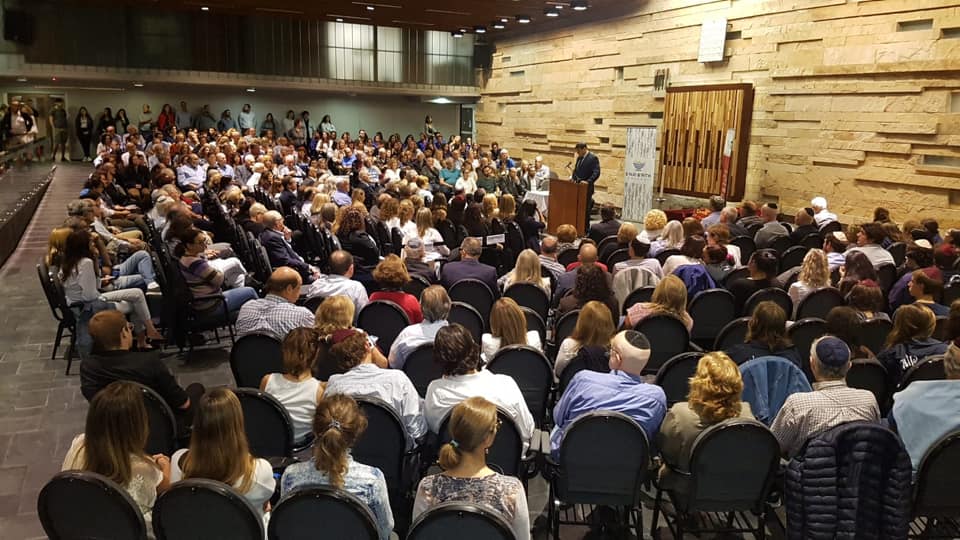 El público colmó la sala central de Bait Jadash en el acto recordatorio de David Fremd (Z\ El público colmó la sala central de Bait Jadash en el acto recordatorio de David Fremd (Z\