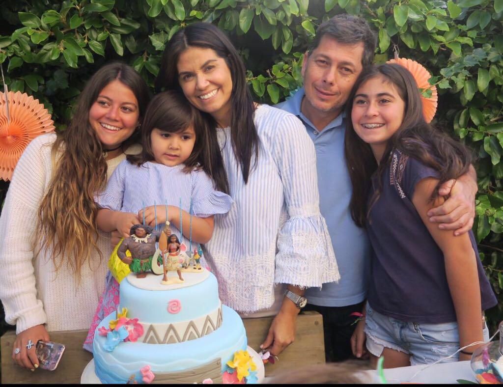 La Senadora Verónica Alonso, su esposo Marcel Gerwer y las tres hijas de ambos