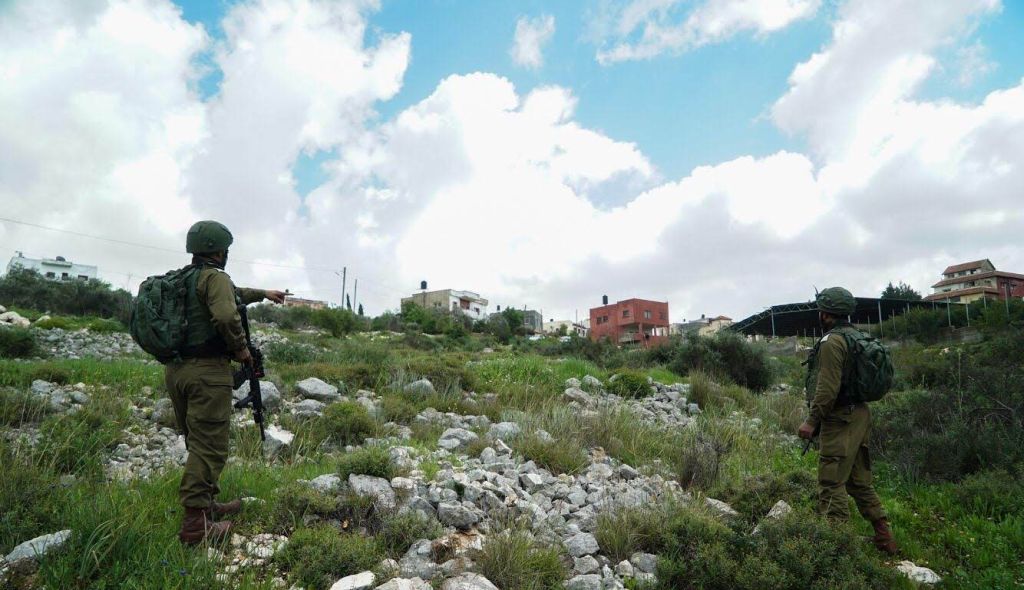 Buscando al terrorista del cruce Ariel Tropas israelíes rastreando la zona aledaña a Salfit