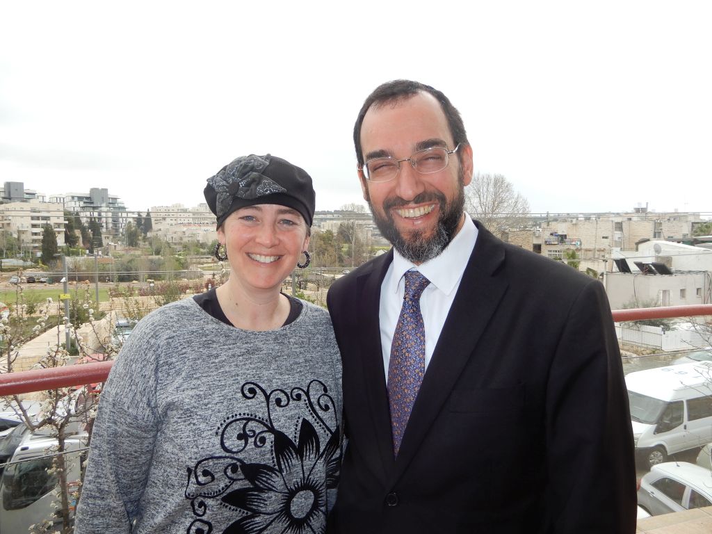 El Rabino Ben Tzion Spitz y su esposa Tamara Rav Ben Tzion Spitz y su esposa Tamara, libros religiosos judíos de fondo