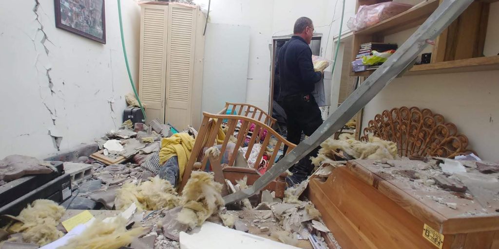 En Mishmeret, destrucción por misil en la pieza de los niños La pieza de los niños destruida
