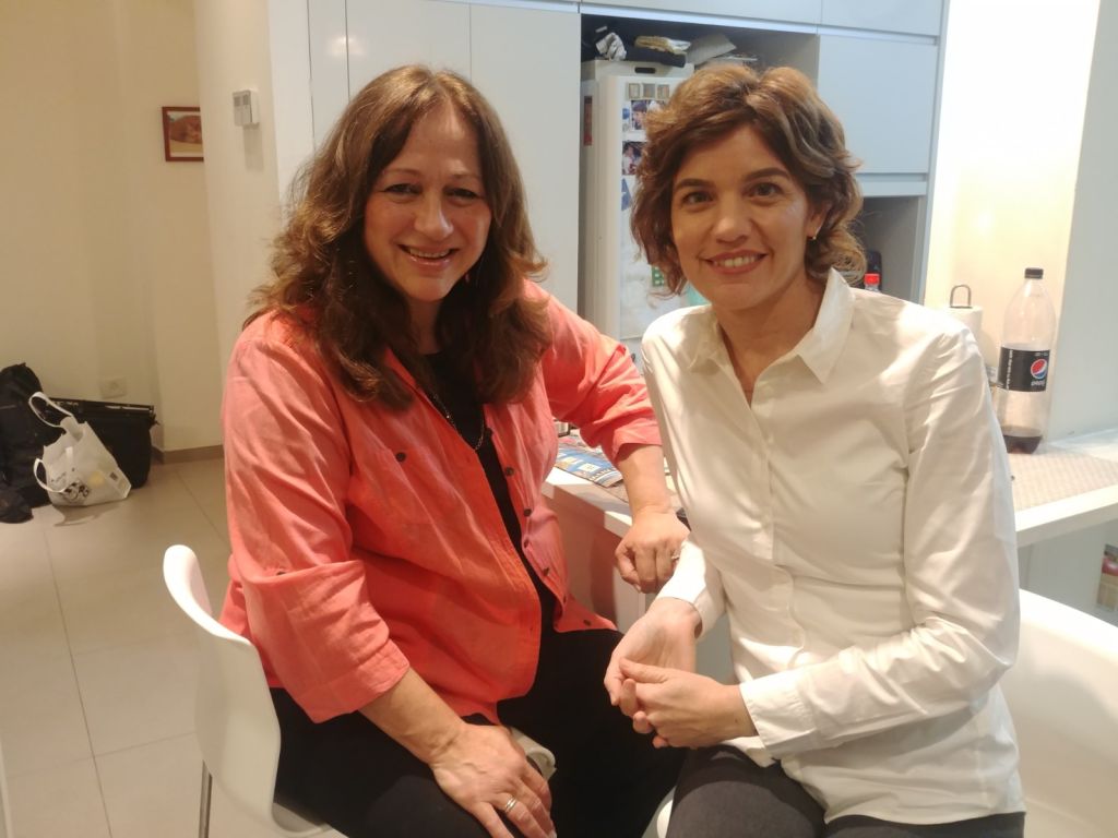 Con Tamar Zandberg, jefa de Meretz, en su casa en Tel Aviv Con Tamar Zandberg, jefa de Meretz, en su casa en Tel Aviv