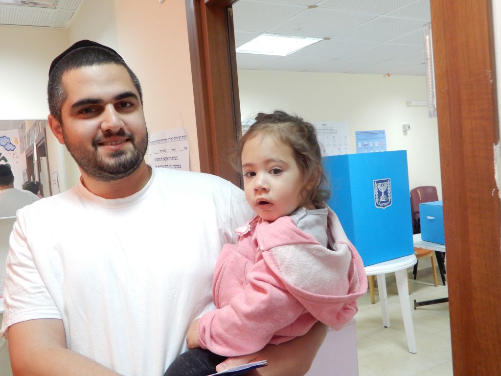 El israelí Abraham y su hija Esther, poco antes de ir él a votar El israelí Abraham y su hija Esther, poco antes de ir él a votar