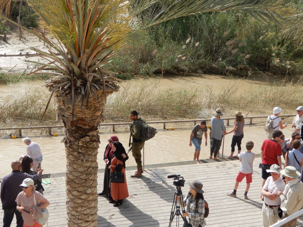 Peregrinos, soldado israelí, musulmanas ...en Qasr el Yahud (Maavrot Hayarden)