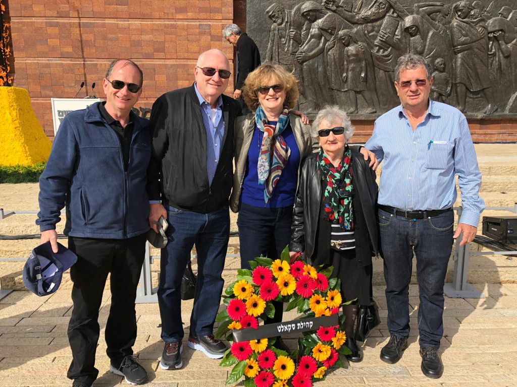 Iojeved Sarid y sus cuatro hijos junto a un monumento recordatorio en Yad Vashem