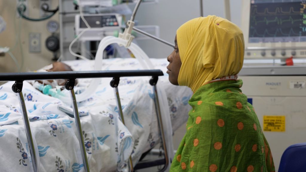 La mamá junto a la cama de Fatma después de la operación La mamá junto a la cama de Fatma después de la operación