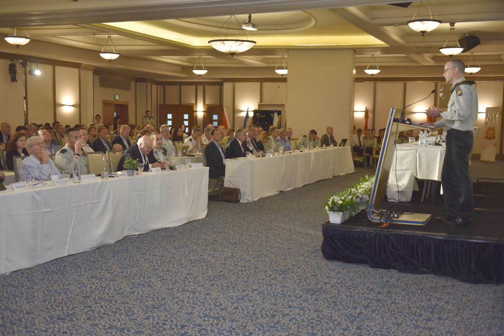 El Brig. Gral. Sharon Afek dirigiéndose a los participantes