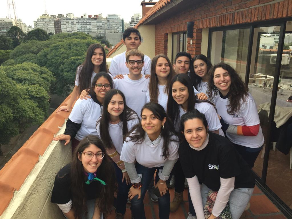 Fabián Álvarez y los chicos de Embajadores del Proyecto Shoá