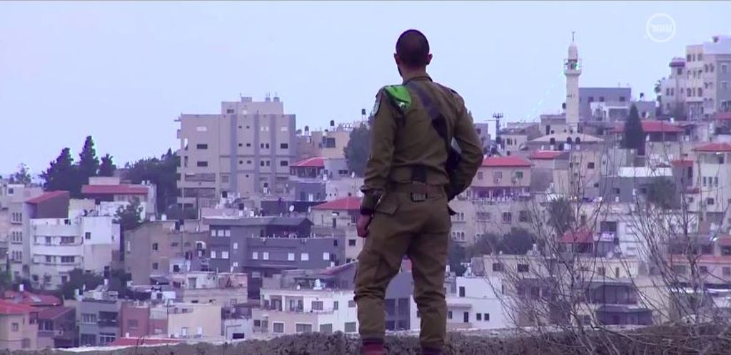 Yehia mirando a Umm el Fahem, a la que sigue sin entrar. (Captura de pantalla de Hadshot 10) Yehia mirando a Umm el Fahem, a la que sigue sin entrar. (Captura de pantalla de Hadshot 10)