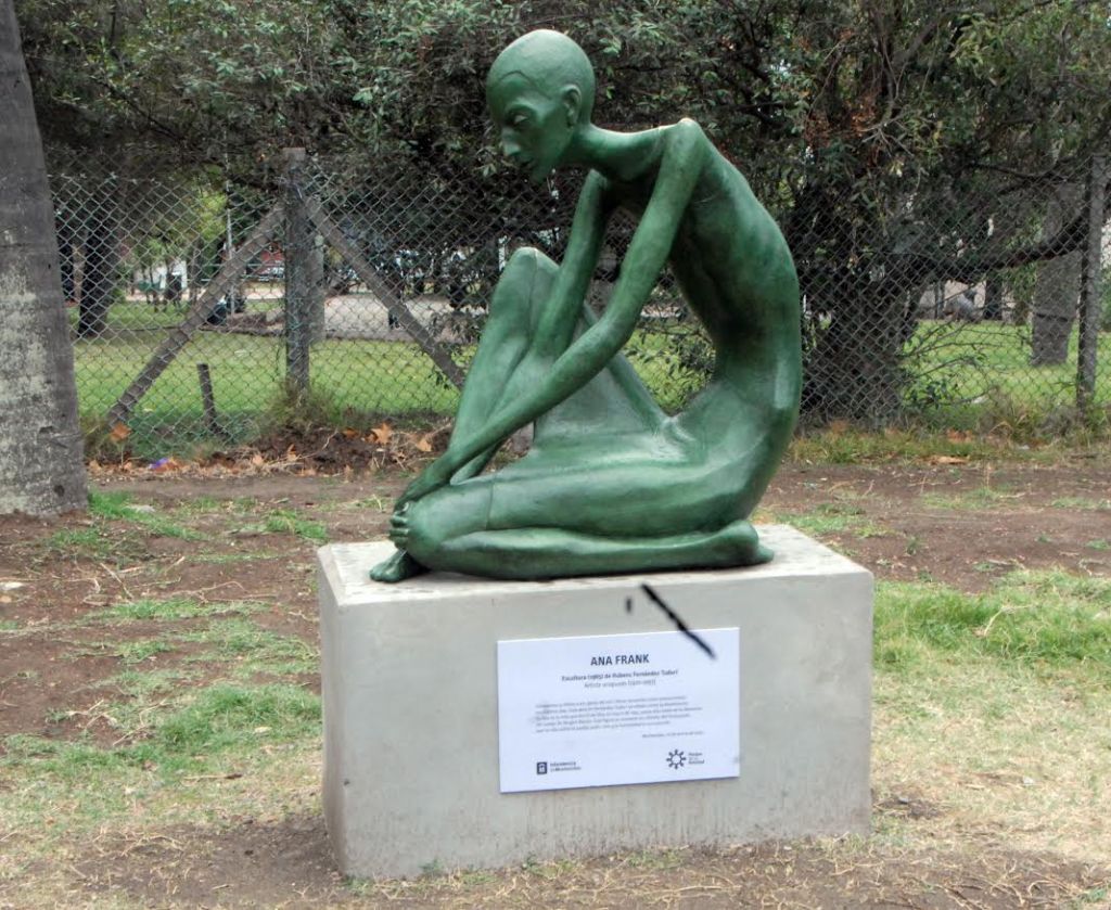 El monumento recordatorio a Anna Frank en Montevideo. Es la escultura de la Anna Frank a punto de morir.