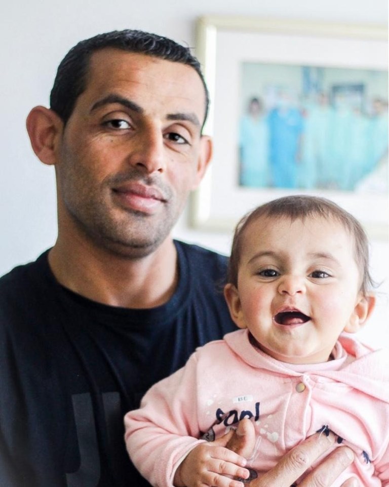 Mahmud con su hija Mariam ,palestinos de Cisjordania, en hospital israelí Mahmud y su hija Mariam, de Cisjordania, atendidos en israel