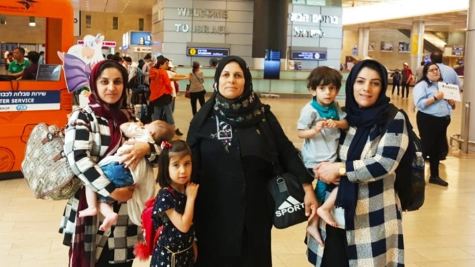 De Kurdistan, en el aeropuerto israelí Ben Gurion, para tratar a sus hijos De Kurdistan, en el aeropuerto israelí Ben Gurion, para tratar a sus hijos