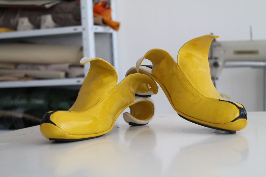 Zapatos con forma de plátano pelado de Kobi Levi. Zapatos con forma de plátano pelado de Kobi Levi.