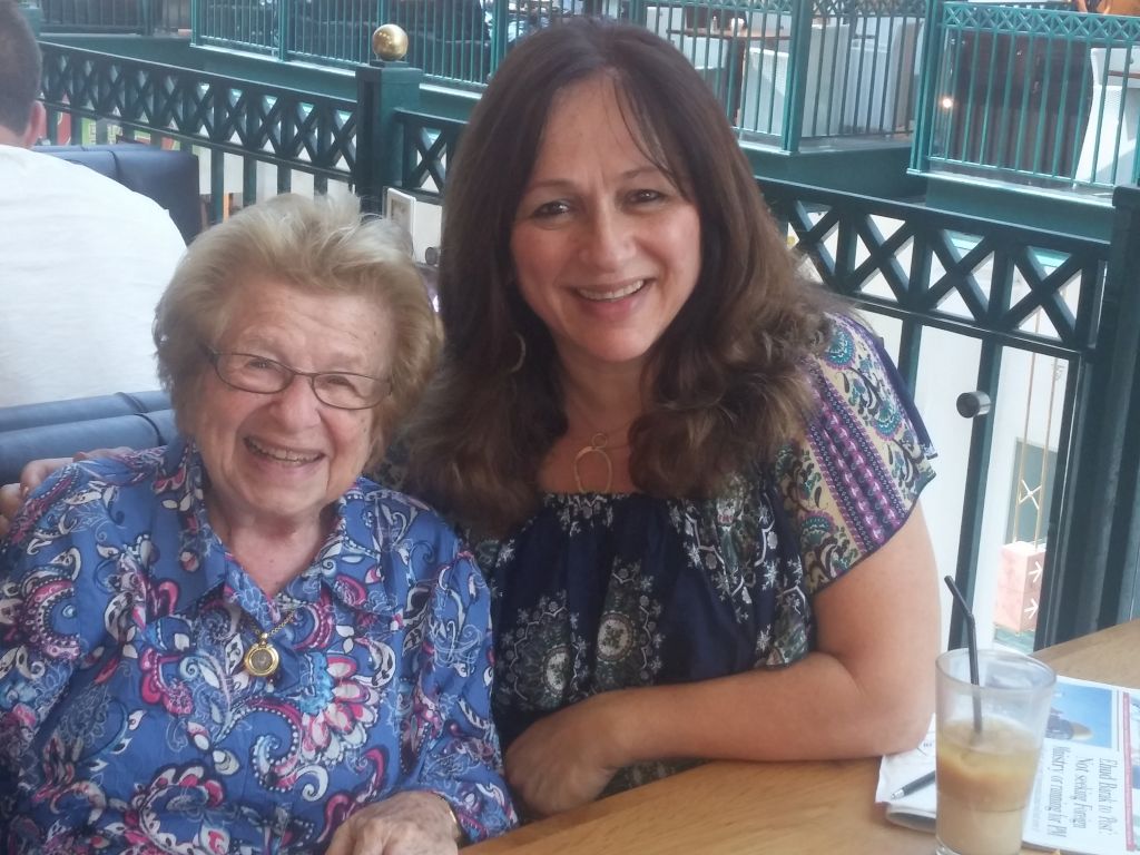 Con la Dra. Ruth Westheimer Con la Dra. Ruth Westheimer