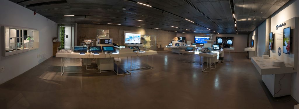 La sala principal que exhibe y explica 45 de las grandes tecnologías innovadoras de Israel. La exposición cambiará una vez por año. La sala principal que exhibe y explica 45 de las grandes tecnologías innovadoras de Israel. La exposición cambiará una vez por año.