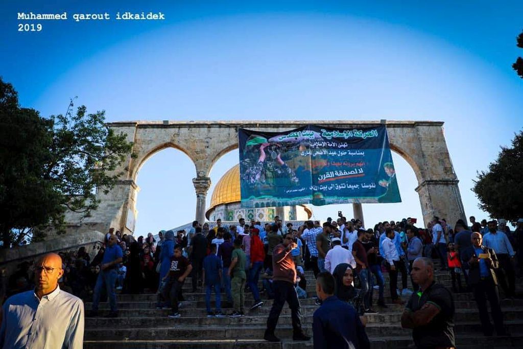 El cartel con Mursi y un hombre armado de Hamas El cartel con Mursi y un hombre armado de Hamas