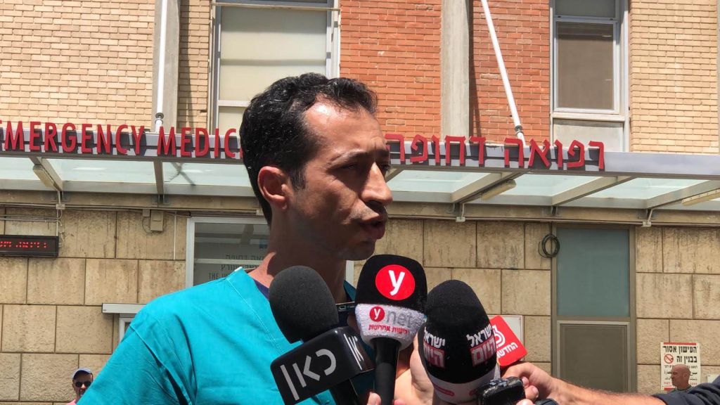 El Dr. Abed Khlaila, uno de los cirujanos de Hadassah que recibió a los heridos, reportando a la prensa El Dr. Abed Khlaila, uno de los cirujanos de Hadassah que recibió a los heridos, reportando a la prensa