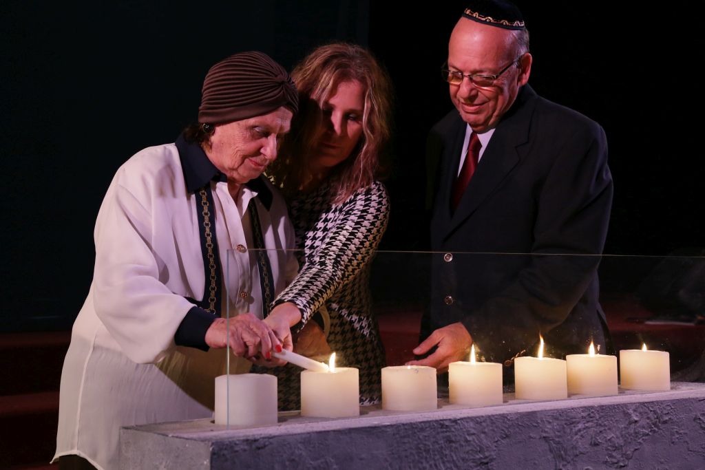 El simbolismo de la Menorá le acompañó también en los actos de Iom HaShoa en la Kehila El simbolismo de la Menorá le acompañó también en los actos de Iom HaShoa en la Kehila
