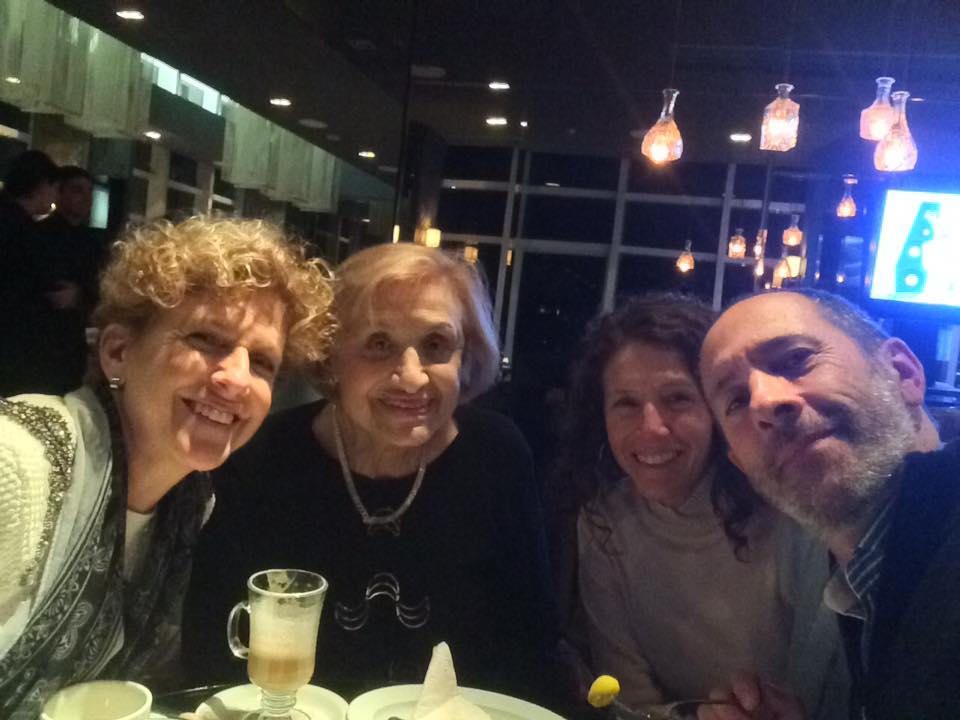 Con sus tres nietos: Marlene, Nadine y Alain Con sus tres nietos: Marlene, Nadine y Alain