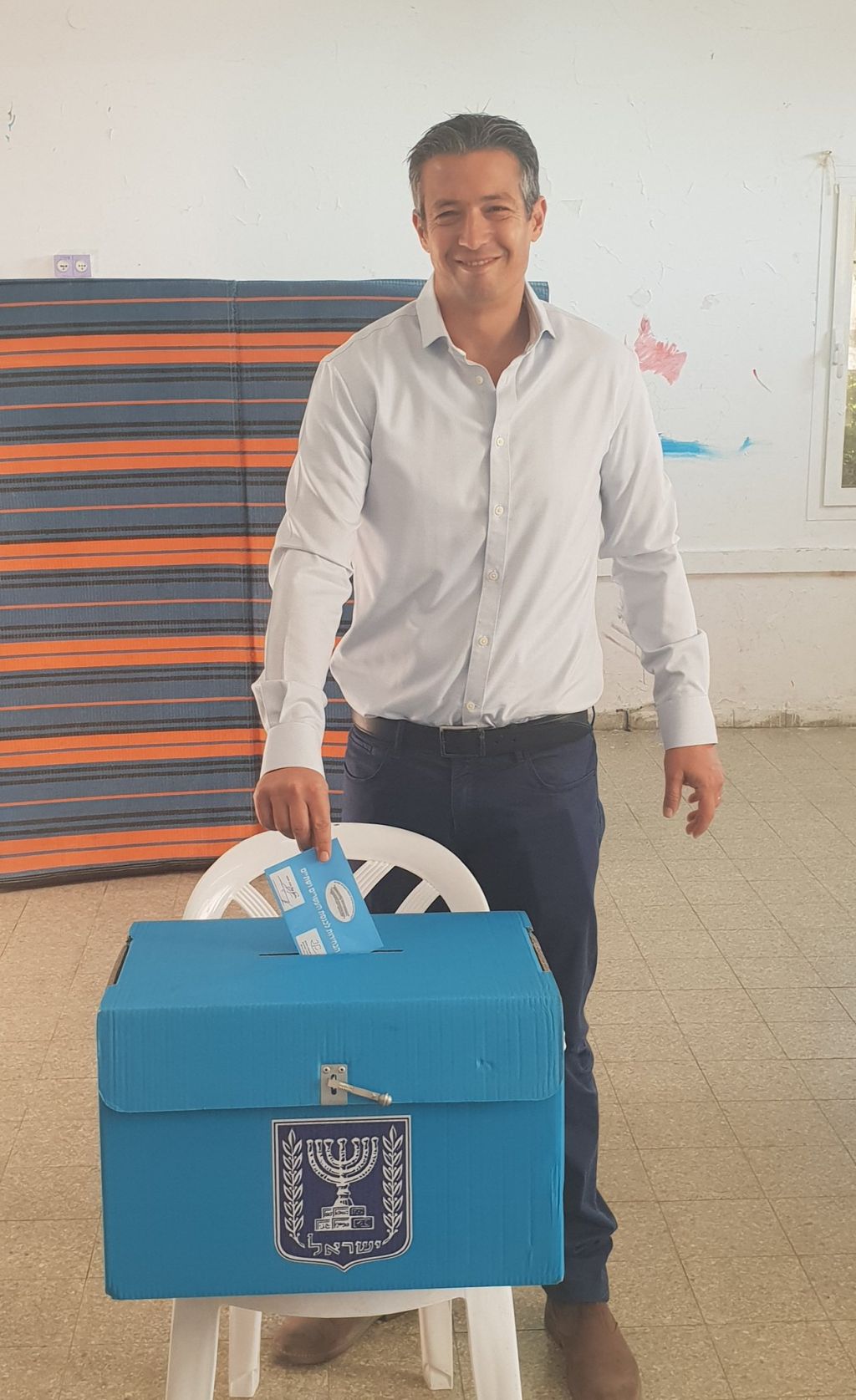 Yoaz Hendel votando (foto: Twitter) Yoaz Hendel votando (foto: Twitter)