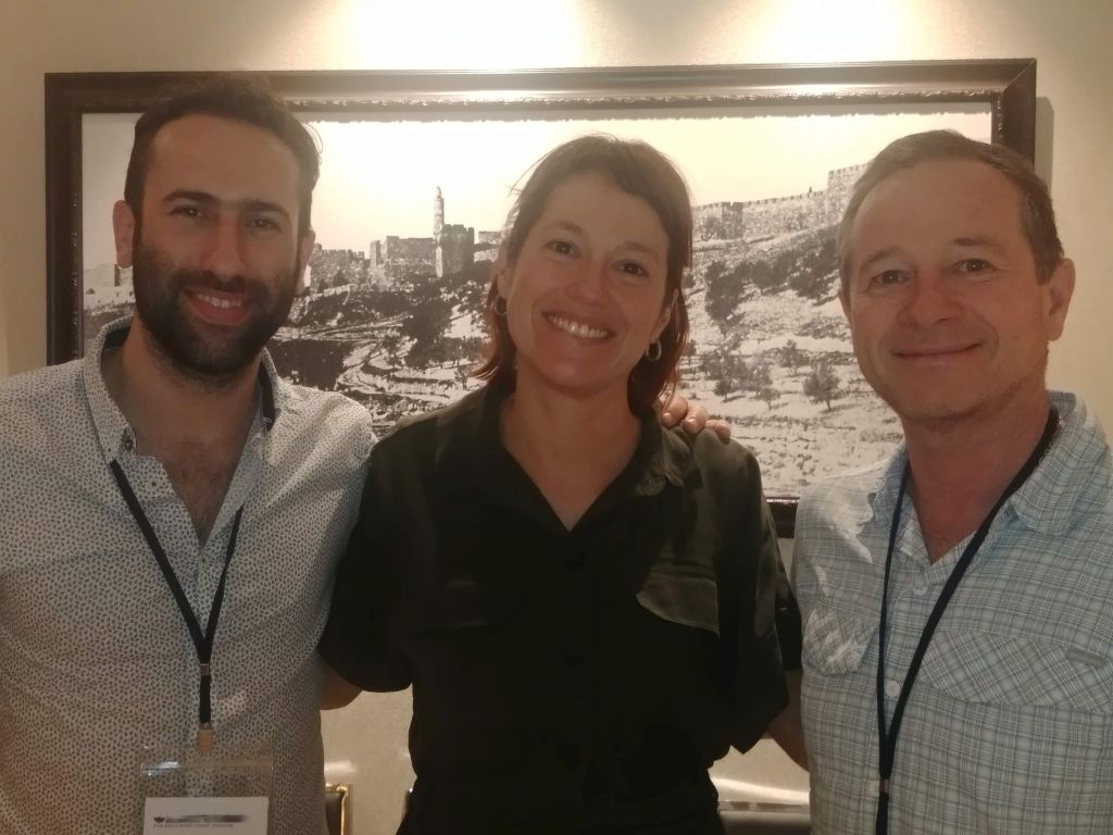 Daniel Castro con Camila Cibils y Pablo Fernández, los tres uruguayos del grupo Daniel Castro con Camila Cibils y Pablo Fernández, los tres uruguayos del grupo