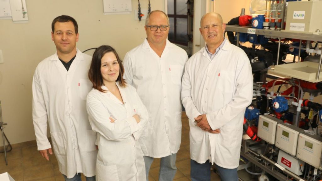 Desde la izquierda, el doctor Hen Dotan, Avigail Landman y los profesores Avner Rothschild y Gideon Grader en H2Pro, Cesarea. Foto: Chen Galili/Technion Desde la izquierda, el doctor Hen Dotan, Avigail Landman y los profesores Avner Rothschild y Gideon Grader en H2Pro, Cesarea. Foto: Chen Galili/Technion