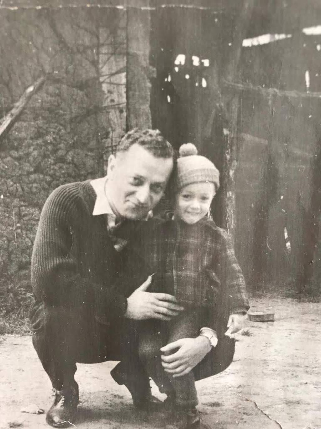 Gerardo, de niño, con su padre