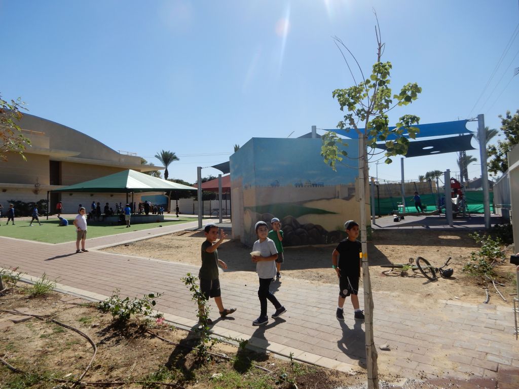 Una "migunit" en el patio de una escuela en Ashkelon Una "migunit" en el patio de una escuela en Ashkelon