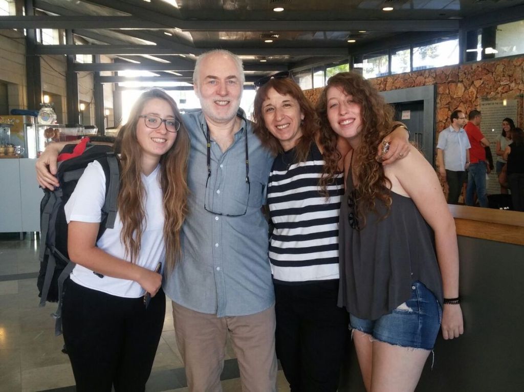 José y Mijal con sus hijas Gali y Sharon José y Mijal con sus hijas Gali y Sharon