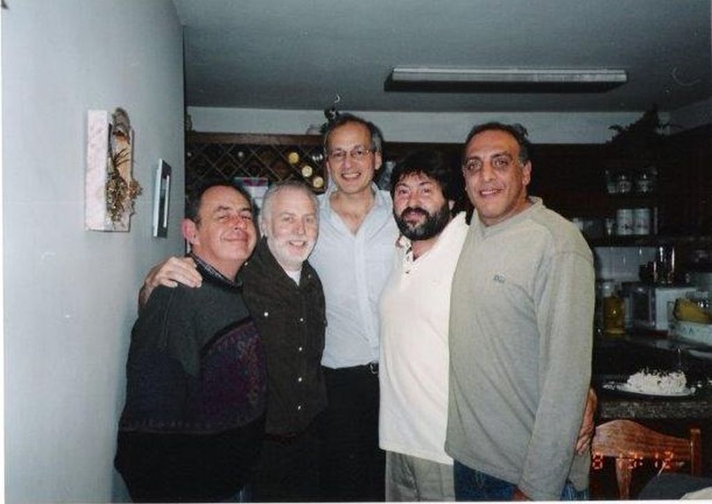 Con amigos de infancia y juventud de Hanoar Hatzioni. Bernardo Kastanas, José Mazar, Naón Kelijman, Marcos Jonisas y Simón Macada Con amigos de infancia y juventud de Hanoar Hatzioni. Bernardo Kastanas, José Mazar, Naón Kelijman, Marcos Jonisas y Simón Macada