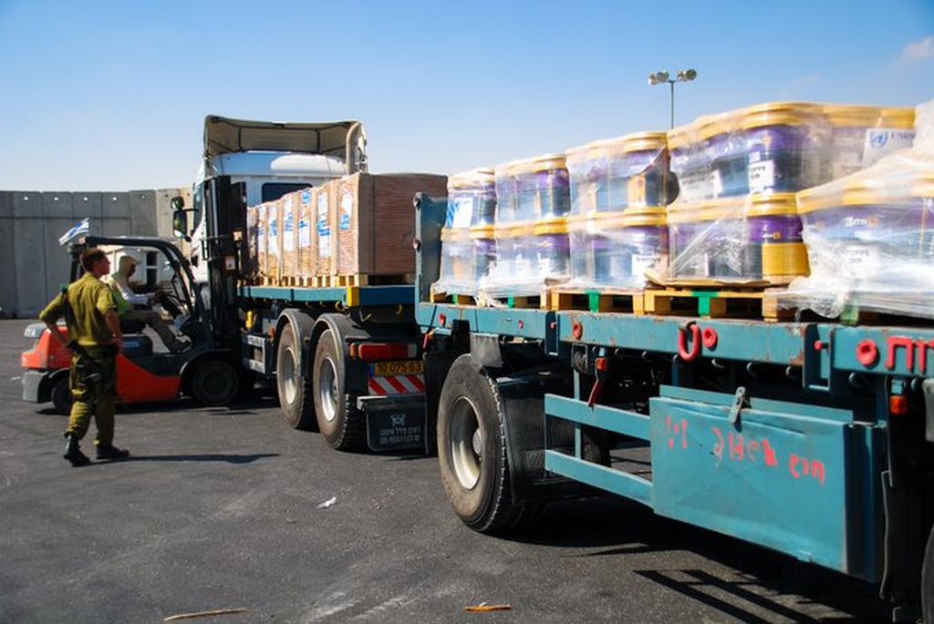 Camiones con mercaderías entran todos los días a Gaza y salen otros con productos que los palestinos exportan a Israel y a través suyo al exterior Camiones con mercaderías entran todos los días a Gaza y salen otros con productos que los palestinos exportan a Israel y a través suyo al exterior