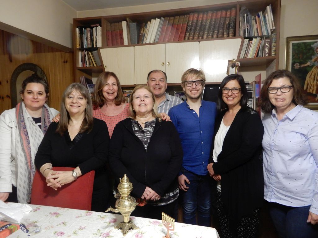 Parte del equipo. De izq a der: Silvina Cattaneo, Rita Vinocur, Mónica Packer, Mónica Barbazita, Oscar Destouet, Fabián Alvarez, Andrea Blanquet y Dinorah Polakoff Parte del equipo. De izq a der: Silvina Cattaneo, Rita Vinocur, Mónica Packer, Mónica Barbazita, Oscar Destouet, Fabián Alvarez, Andrea Blanquet y Dinorah Polakoff