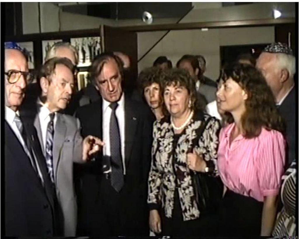 Elie Wiesel (z"l) visitando el Museo de la Shoa en Montevideo, el anterior a la reforma de Chil Rajchman. Aquí junto a Ana Vinocur (z"l) y el Dr. Jacobo Pollakiewicz. Rita, de rosado, 1990. Elie Wiesel (z"l) visitando el Museo de la Shoa en Montevideo, el anterior a la reforma de Chil Rajchman. Aquí junto a Ana Vinocur (z"l) y el Dr. Jacobo Pollakiewicz. Rita, de rosado, 1990.
