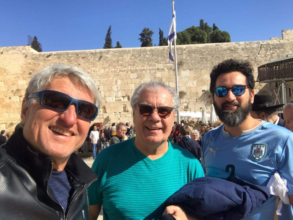 Con dos hinchas uruguayos que llegaron especialmente de Suecia para ver a la Celeste en Israel, Miguel Cabrera y William Silveira, que fue también camarógrafo de Cámara Celeste