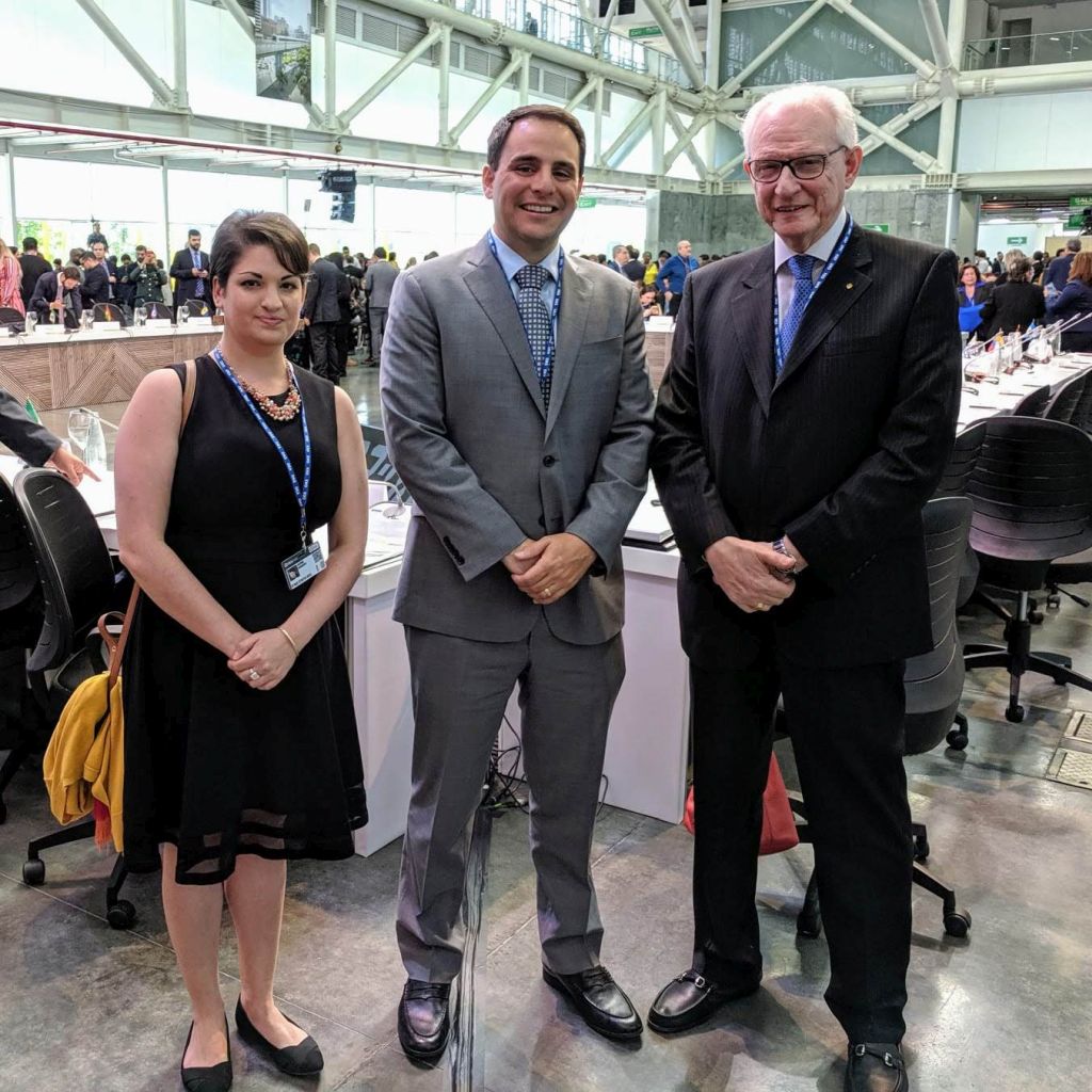 Con el Embajador de Estados Unidos en la OEA Carlos Trujillo y la Asistente Política de B´nai B´rith Internacional Sienna Girgenti Con el Embajador de Estados Unidos en la OEA Carlos Trujillo y la Asistente Política de B´nai B´rith Internacional Sienna Girgenti