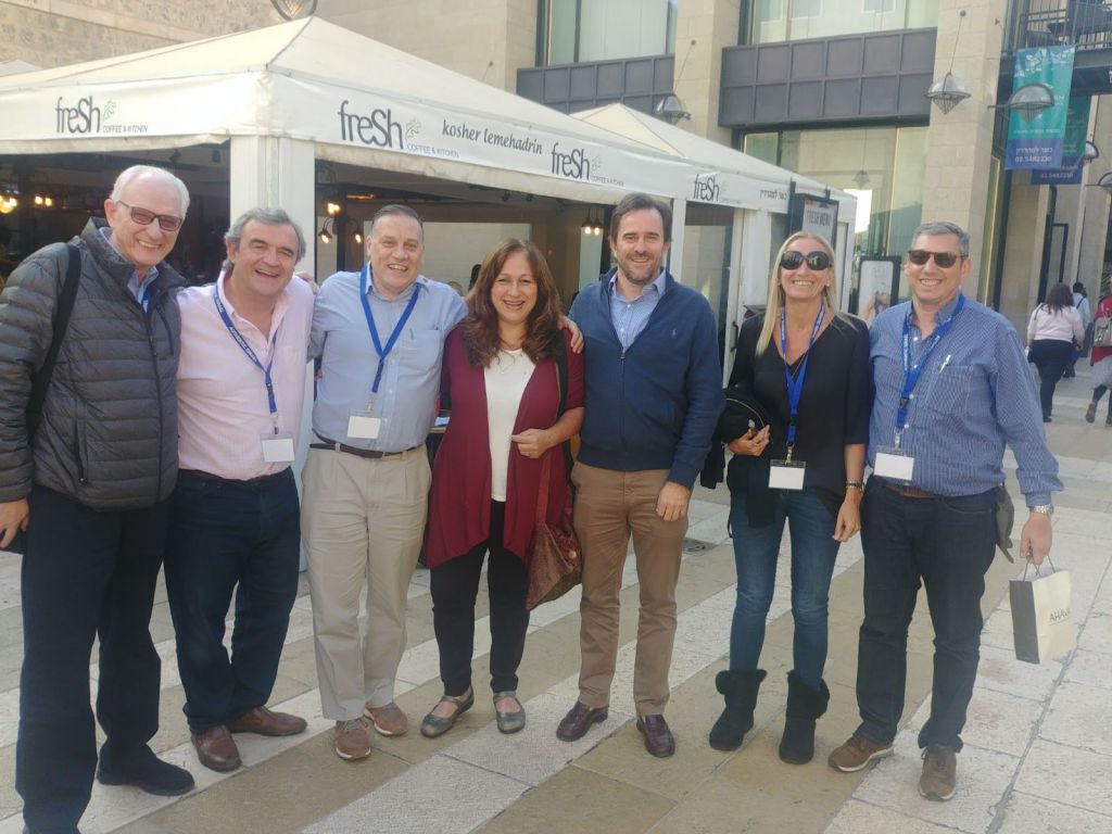 Esclareciendo también a nivel nacional. En Jerusalem. con parte de la delegación parlamentaria invitada a conocer la realidad israelí de primere mano. Aquí, con los legisladores uruguayos Jorge Larrañaga. Carlos Varela. Carlos Enciso y Germán Cardoso. En la foto, también Ana Jerozolimski y la esposa de Larrañaga