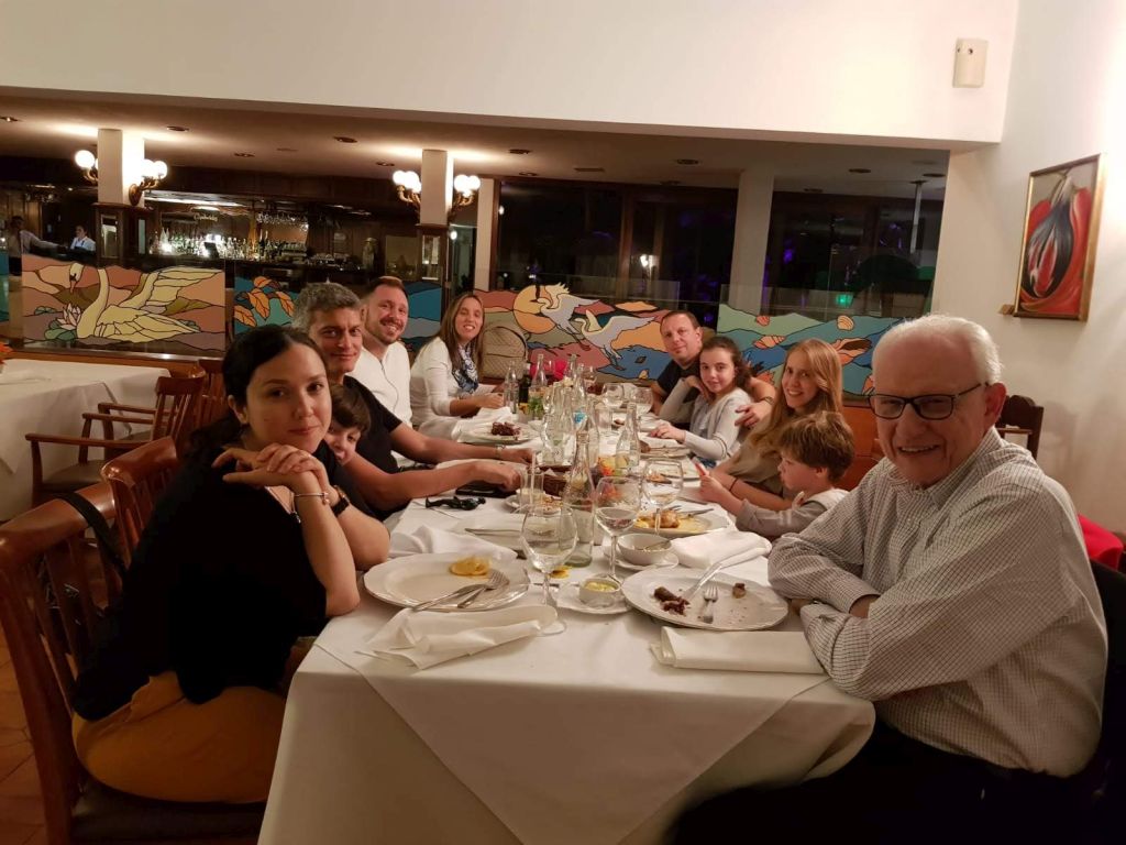 En familia, en su reciente 70° cumpleaños. Parece que Isabel sacó la foto.