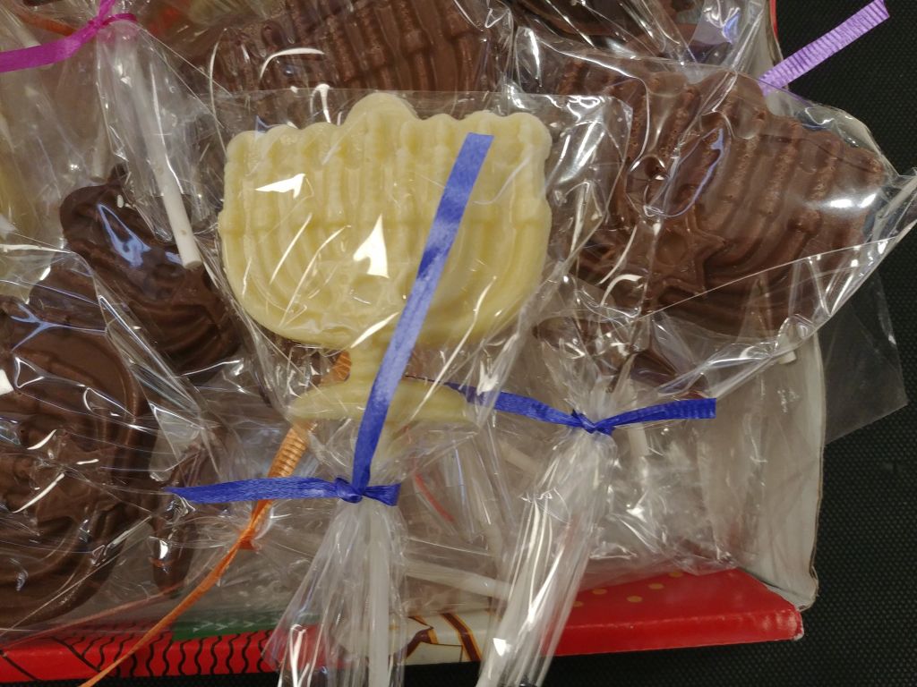 Por si alguien no lo notó, chocolate común y blanco, con forma de janukiá Por si alguien no lo notó, chocolate común y blanco, con forma de janukiá
