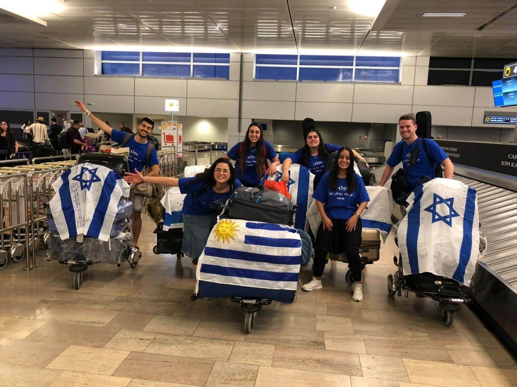 Los shlijim de Yavne, al volver a Israel, ya con una bandera más Los shlijim de Yavne, al volver a Israel, ya con una bandera más