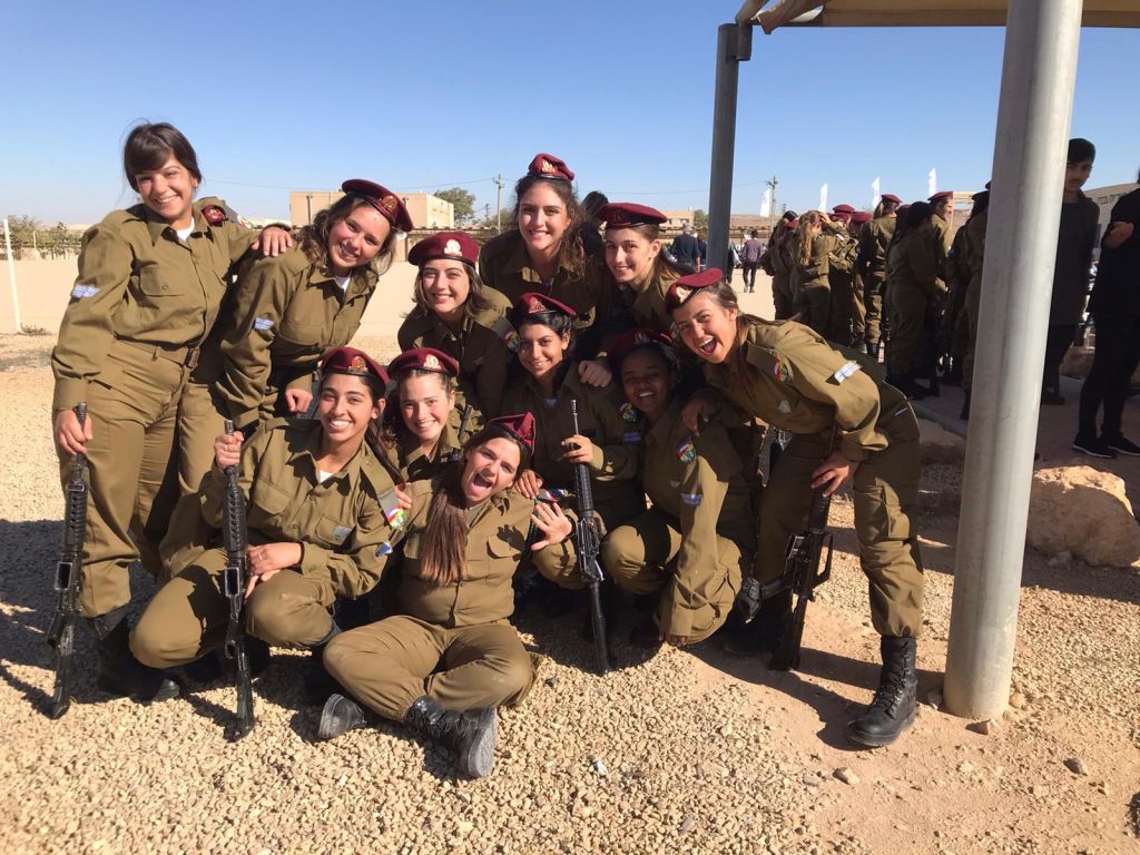 Con varias compañeras