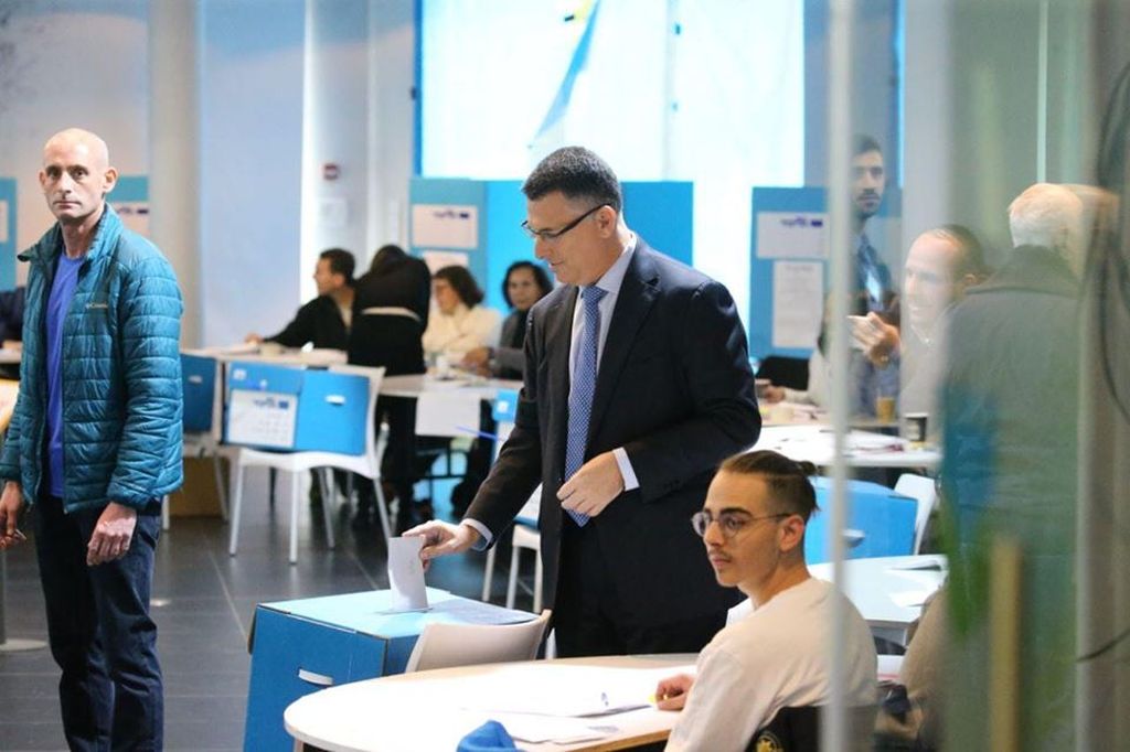 Gideon Sa´ar votando en las internas Gideon Sa´ar votando en las internas