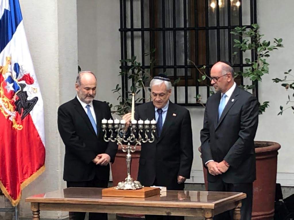 De izq a der: el Rabino Eduardo Waingortin, Capellán Judío del Gobierno chileno, el Presidente Sebastián Piñera y Gerardo Gorodischer, Presidente de la Comunidad Judía de Chile