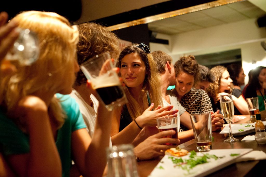 Una variedad de lugares de entretenimiento en la noche de Tel Aviv (Foto: Dana Friedlander) Una variedad de lugares de entretenimiento en la noche de Tel Aviv (Foto: Dana Friedlander)