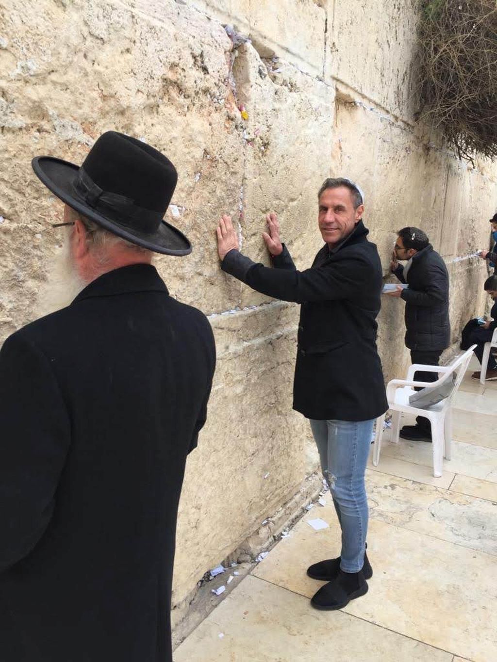 Junto al Kotel, durante un viaje a Israel para un reencuentro con su generación del Yavne