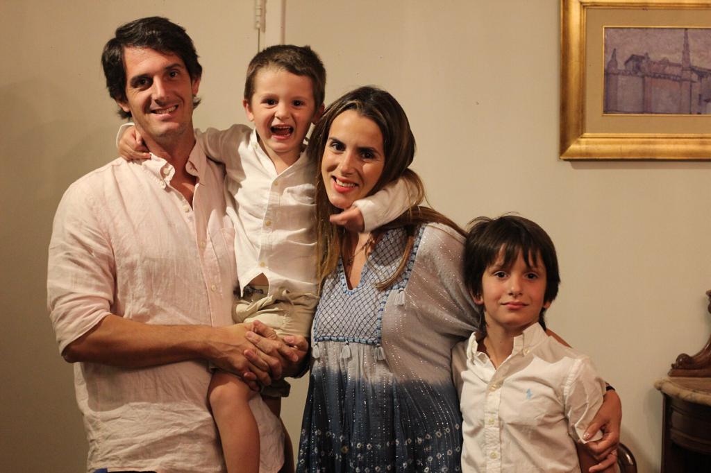 Caro con su esposo y sus dos hijos