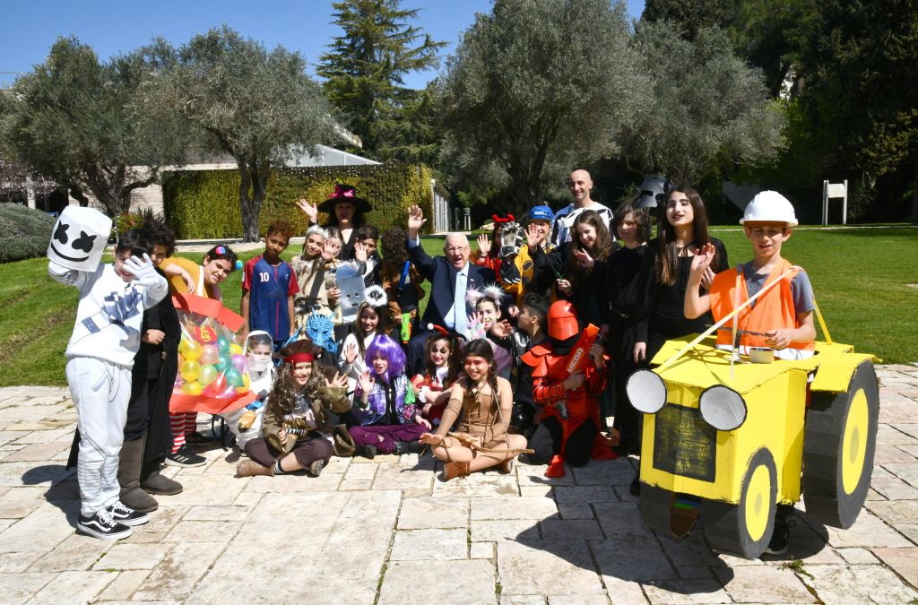 Rivlin con los niños (Foto: Haim Zach, GPO)