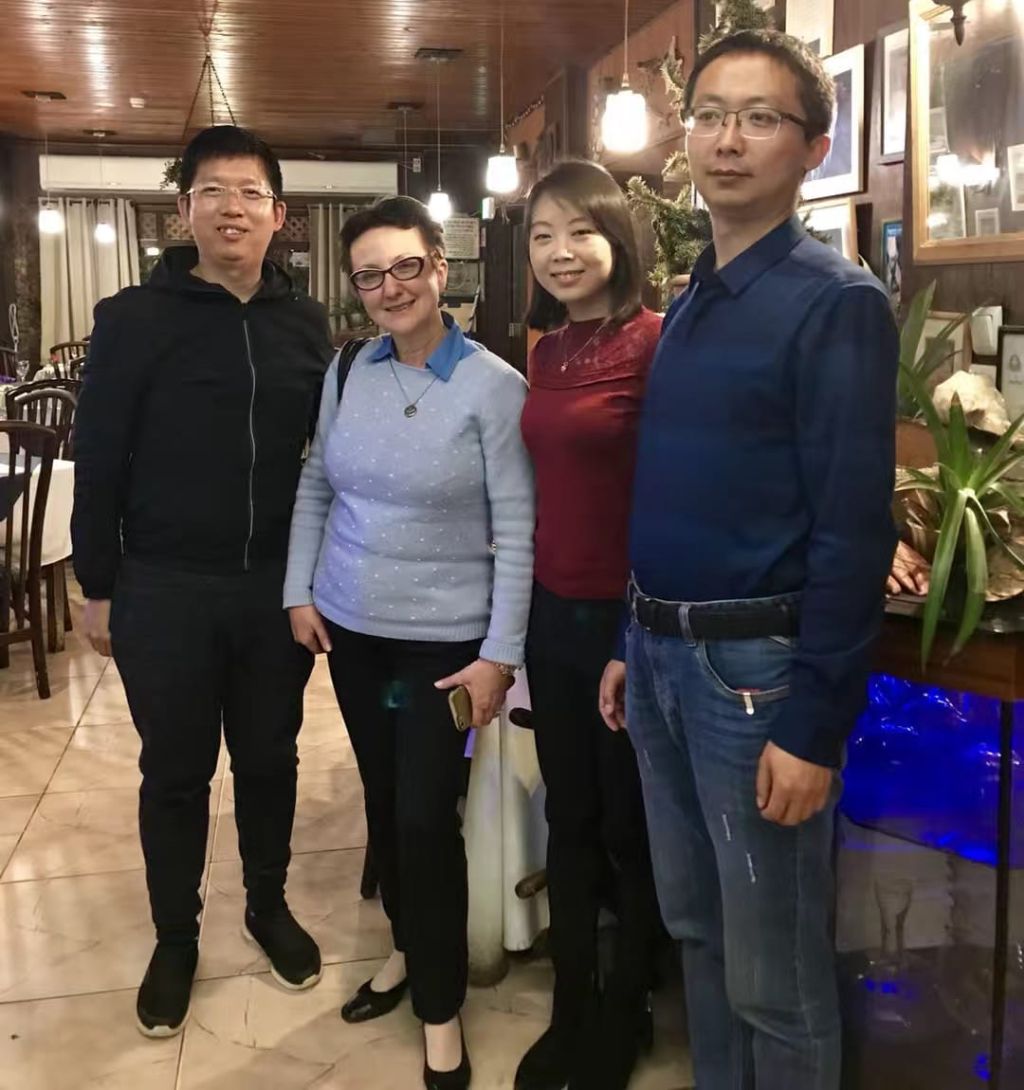 La Dra.Wang es la segunda de la derecha La Dra.Wang es la segunda de la derecha